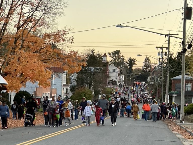 Lovingston : Largest Halloween Crowd In Years For Annual Event